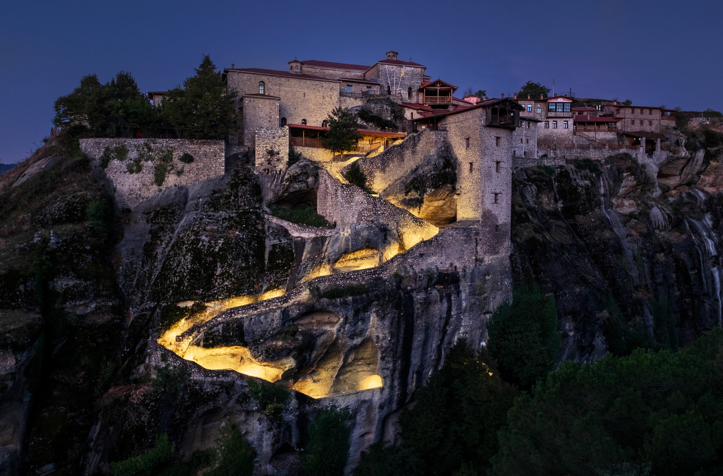 Monaster di Megalo Meteoro all'ora blu con le scalinate illuminate