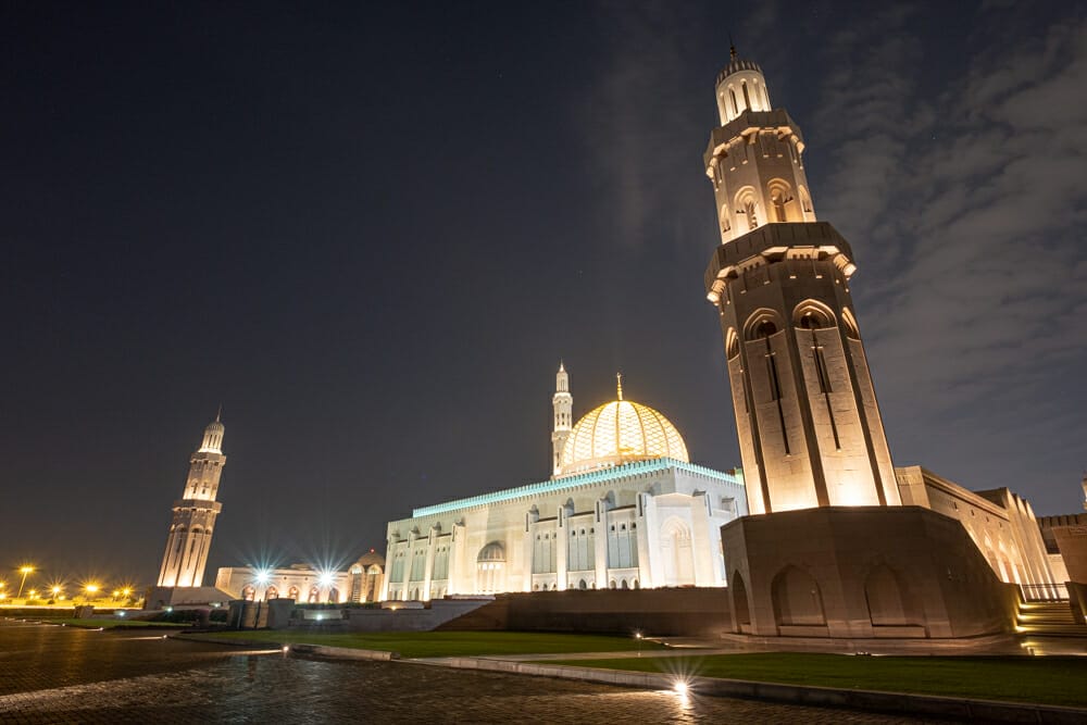 Grande moschea del sultano Qaboos di notte