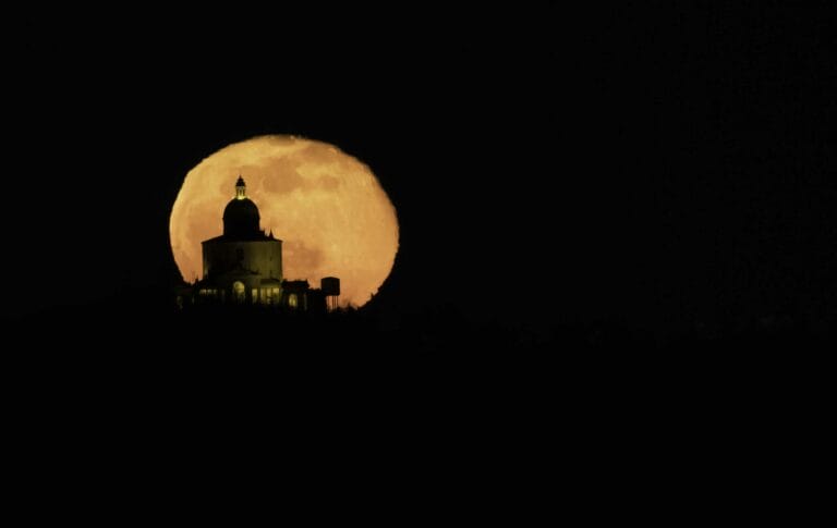 Luna Piena e San Luca di notte